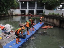 1.790 Pasukan Orange Disiagakan, DLH DKI Bergerak Cepat Tangani Sampah Dampak Banjir