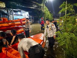 Curah Hujan Tinggi, Anggota Polres Tangerang Turun Langsung Bantu Warga Terdampak Banjir