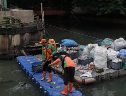 Kurangi Risiko Banjir, DLH DKI Tangani Sampah Badan Air dari Hulu hingga Hilir