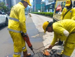 Diguyur Hujan Terus Menerus, Banyak Ruas Jalan di Jakarta Barat Berlubang