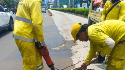 Diguyur Hujan Terus Menerus, Banyak Ruas Jalan di Jakarta Barat Berlubang