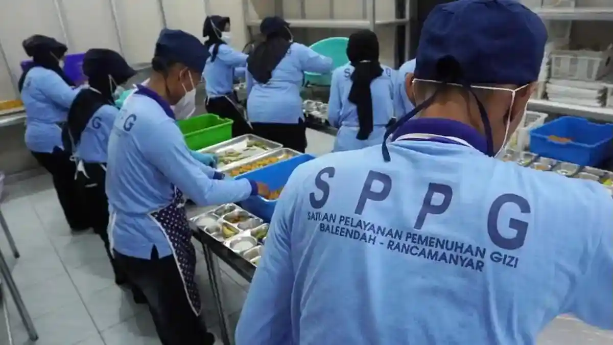 Pegawai SPPG sedang menyiapakn Program Makan Bergizi Gratis MBG