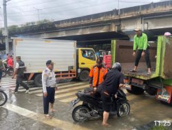 Lumpuh Akibat Banjir, Truk Dinas Pertamanan Evakuasi Pemotor di TL Kembangan