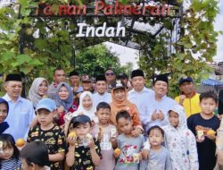 Rayakan Hari Gizi Nasional, Walikota Jakbar Bagikan Susu dan Buah di Taman Palmerah