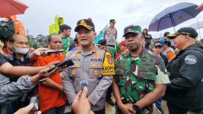 Grebek Sampah Massal di Kawasan Rawajati, Upaya Antisipasi Banjir Musim Hujan