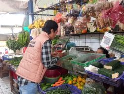 Satgas Saber Pangan Jakarta Barat Lakukan Pengecekan Harga dan Mutu Bahan Pangan di Pasar Jembatan Dua