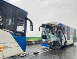 Dua Armada Bus Transjakarta ‘Adu Banteng’ di Koridor 13 Jaksel, Beberapa Penumpang Luka Ringan