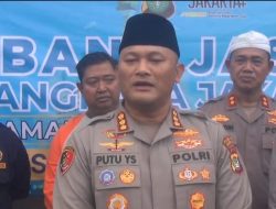 Polres Metro Jakarta Selatan Gelar Aksi Bersih Bersih Masjid dan Pembagian Takjil