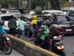 Minibus Melawan Arus dan Menabrak Kendaraan di Jalan Gunung Sahari, Diamuk Massa