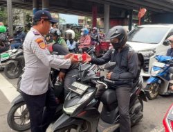 Peduli Sesama di Bulan Suci, Satpelhub Tambora Tebar Kebaikan Lewat Aksi Berbagi Takjil di Jembatan 2