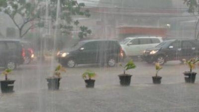 bmkg peringatkan warga jakarta ancaman hujan petir dan angin kencang ien