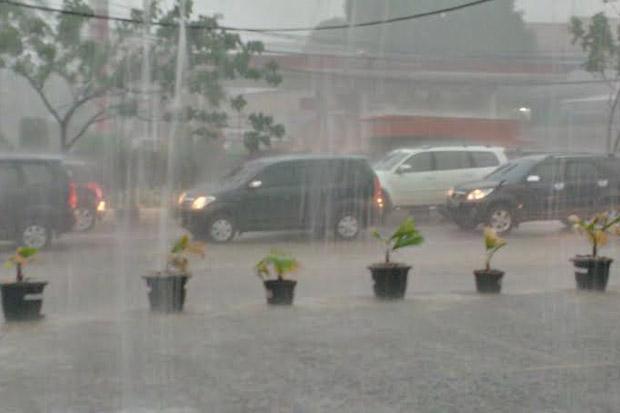 bmkg peringatkan warga jakarta ancaman hujan petir dan angin kencang ien