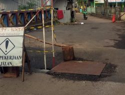 Plat Baja Dipasang di Jembatan Amblas Jalan Kampung Kramat, Hanya Buka Akses untuk Sepeda Motor