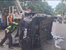 Banting Setir, Mobil Daihatsu Ayla Tercebur ke Kali di Cengkareng Barat