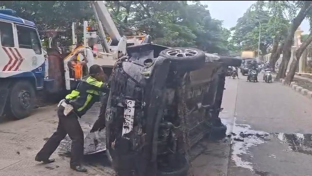 Banting Setir, Mobil Daihatsu Ayla Tercebur ke Kali di Cengkareng Barat 1 IMG 20260305 WA0007
