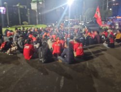 Komite Eksekutif Partai Buruh Gelar Aksi Unjuk Rasa di Depan Gedung DPR/MPR RI