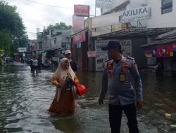 Kondisi Banjir di Jalan Kembangan Selatan: Satpel Dishub Tambora Turun Tangan Atur Lalin