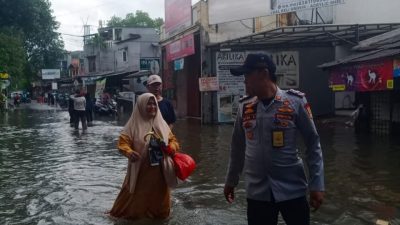 Kondisi Banjir di Jalan Kembangan Selatan: Satpel Dishub Tambora Turun Tangan Atur Lalin