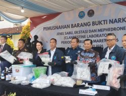 Musnahkan Barang Bukti Tiga Kasus Narkotika Paket Pos, Kurir Terbang, dan Clandestine Lab