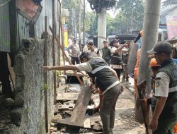 Kembalikan Fungsi Ruang Publik, Satpol PP Tertibkan Trotoar di Sukabumi Utara