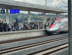 Tindakan Menahan Pintu Kereta Cepat Whoosh Dikecam, Ganggu Operasional dan Rugikan Penumpang Lain