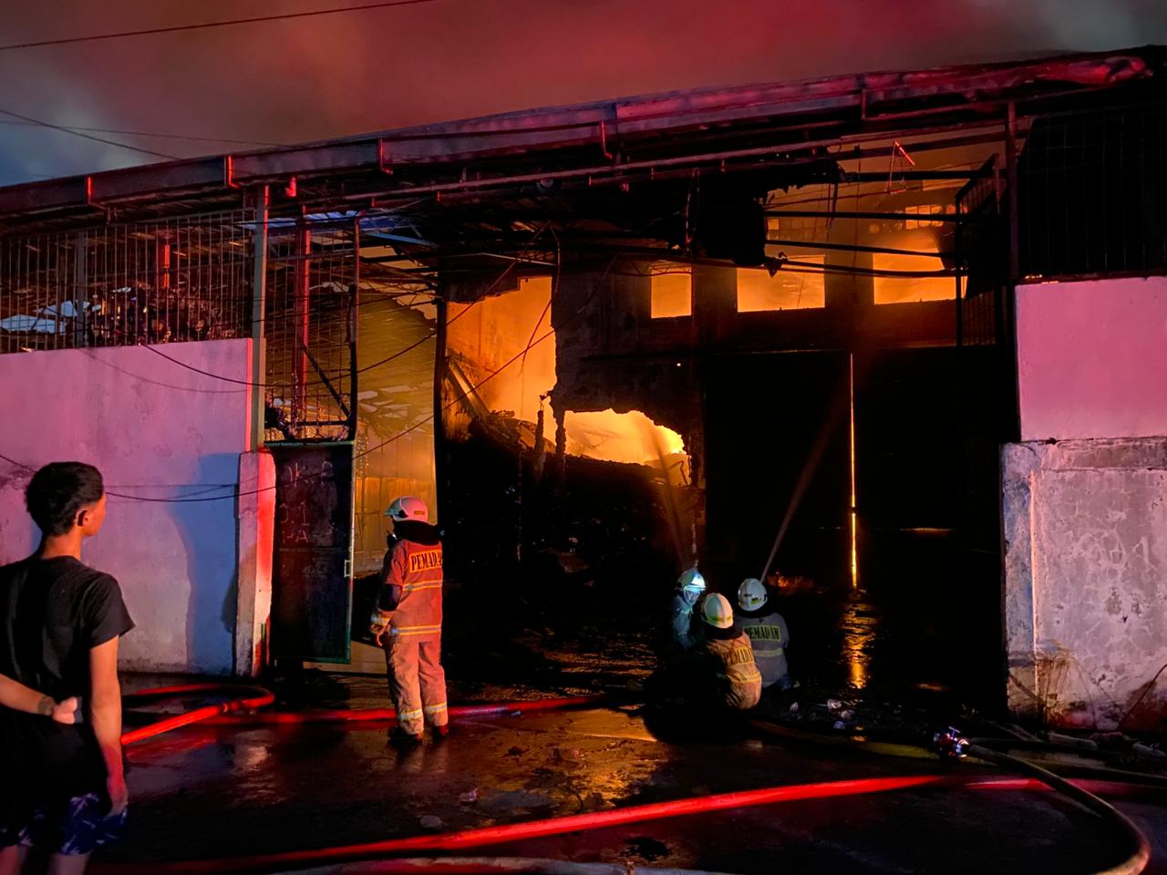 Kebakaran Melanda Kawasan Pergudangan Miami: Ratusan Petugas Berjuang Jinakkan Kobaran Api 1 354b1900a9b138437b3de532ffb0d39a