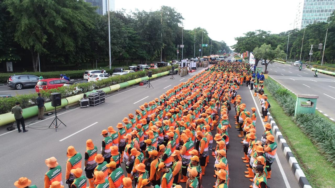 DLH DKI Jakarta Kerahkan 1.400 Petugas Kebersihan Demi Kenyamanan Peringatan May Day di Monas 1 IMG 20260501 WA0002