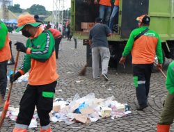 DLH Angkut 164 Ton Sampah Sisa Perayaan Hari Buruh di Jakarta