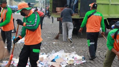 DLH Angkut 164 Ton Sampah Sisa Perayaan Hari Buruh di Jakarta