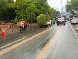 Proyek Urugan Pulau Intan Picu Jalan Licin di Kembangan, Pengendara Motor Nyaris Tergelincir