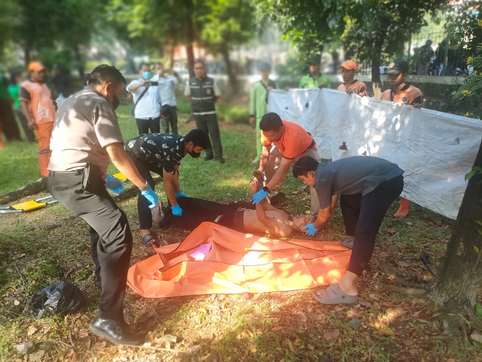 Petugas PPSU Terkejut Melihat Seorang Pria Tewas Gantung Diri di Taman 1 IMG 20260506 WA0004