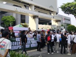 “Bau Busuk Korupsi di Balik Proyek Sampah”, Gerakan Aktivis Jakarta Gruduk Gedung DPRD DKI