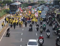 Massa Mahasiswa Tetap Teguh Menuju Bundaran HI Meski Dihadang Penyekatan