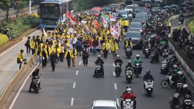 Massa Mahasiswa Tetap Teguh Menuju Bundaran HI Meski Dihadang Penyekatan