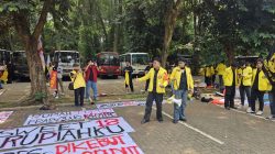 Aksi Unjuk Rasa di Jakarta Beralih ke Kompleks DPR/MPR, Aparat Siagakan Ribuan Personel Pengamanan 3 Mahasiswa UI yang hendak bertolak ke Jakarta untuk melakukan unjuk rasa Dok. Liputan6