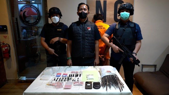 polda metro jaya mengungkap peredaran narkoba dengan sistem tempel dan stiker sedot wc jadi kode 1781660269647 169