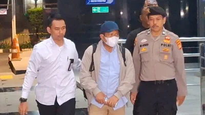 KPK Tetapkan Bupati Lombok Barat Tersangka Korupsi, Terima Suap Total Rp12,4 Miliar 8 Bupati Lombok Barat Lalu Ahmad Zaini tiba di Gedung Merah Putih KPK Senin malam 20 Juli 2026 1000x589 1