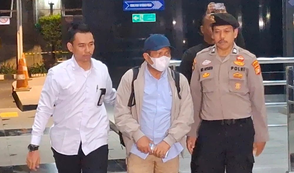 KPK Tetapkan Bupati Lombok Barat Tersangka Korupsi, Terima Suap Total Rp12,4 Miliar 1 Bupati Lombok Barat Lalu Ahmad Zaini tiba di Gedung Merah Putih KPK Senin malam 20 Juli 2026 1000x589 1