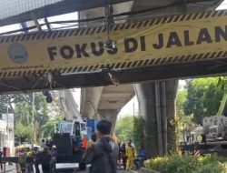 JPO Tendean Dibongkar Total Usai Diserempet Truk Alat Berat