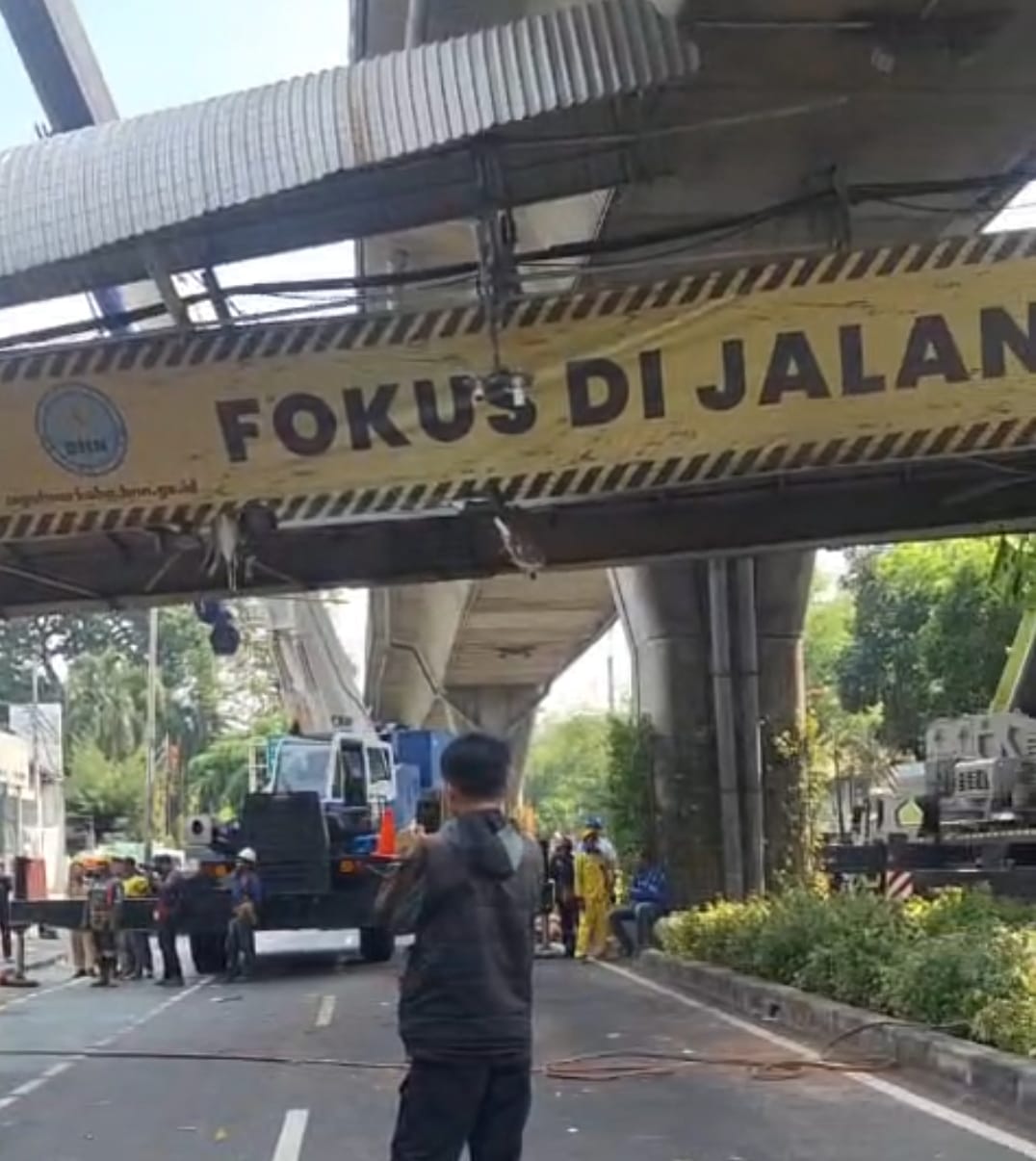 JPO Tendean Dibongkar Total Usai Diserempet Truk Alat Berat 1 IMG 20260714 WA0004