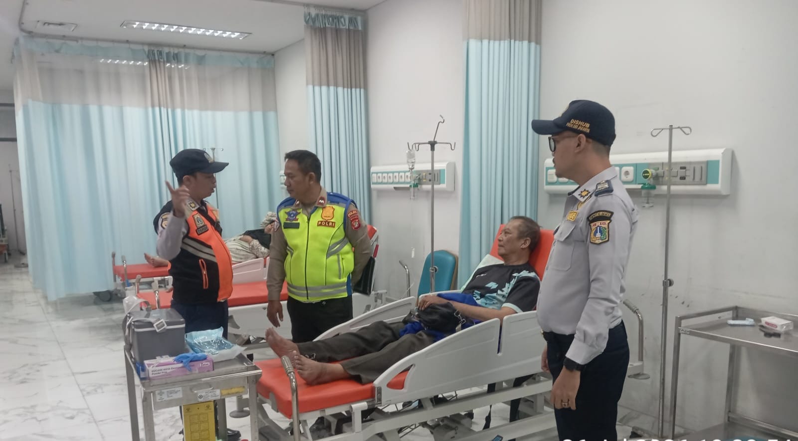 Kecelakaan di Meruya Utara, Anggota Dishub Kembangan Sigap Bantu Korban dan Kawal ke Rumah Sakit 1 IMG 20260726 WA0001