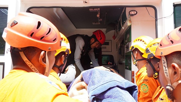 Korban Gempa M7,7 NTT Meningkat Jadi 87 Jiwa, Lebih dari 150 Ribu Warga Mengungsi 2 Evakuasi ibu hamil gempa NTT 2