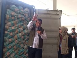 Kemensos Kirim 48 Ton Beras, Wamensos Terjun ke NTT