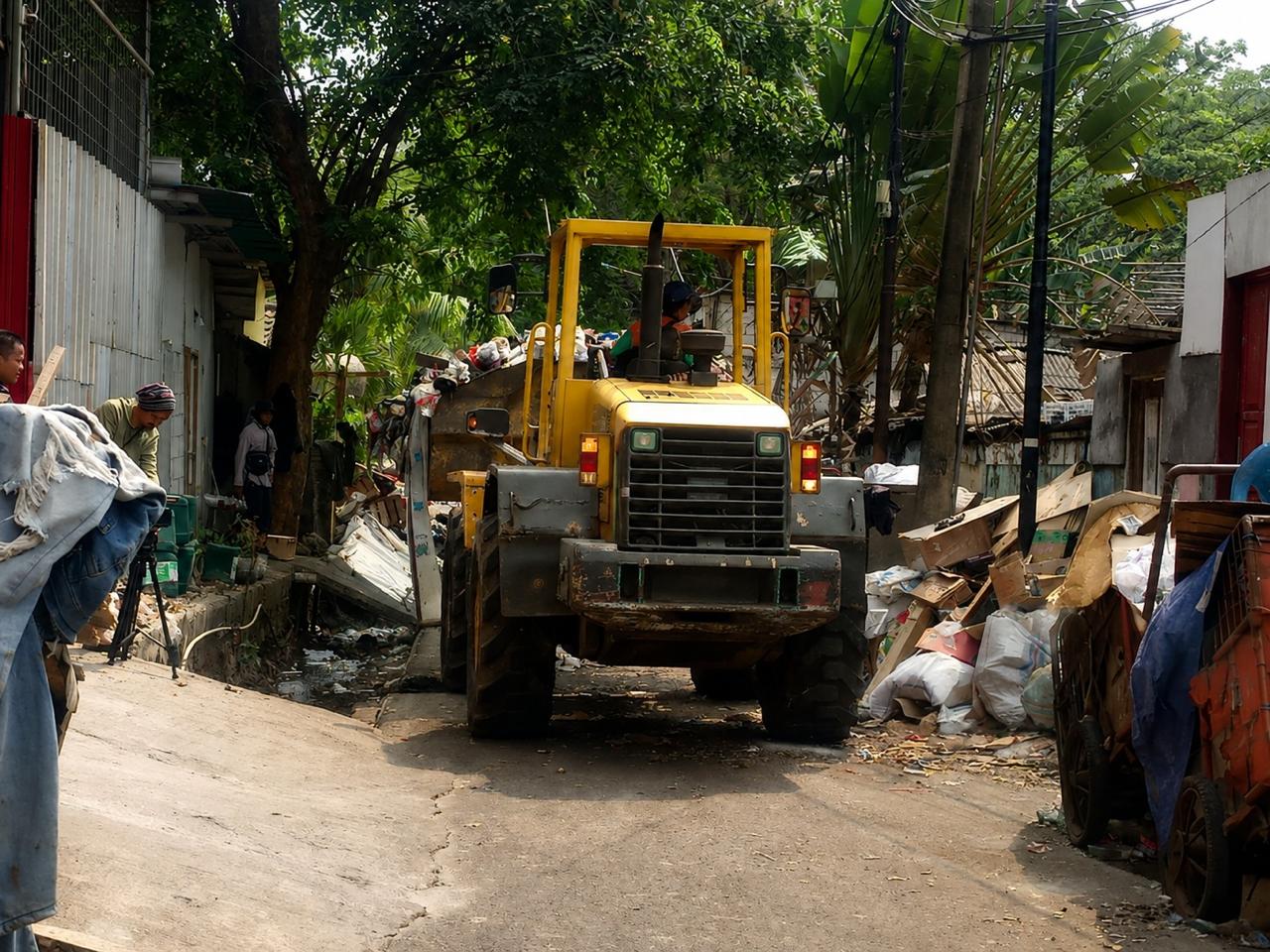 DLH Gerak Cepat Tangani Tumpukan Sampah di Kedaung Kaliangke, Pulihkan Akses dan Aktivitas Warga 1 IMG 20260808 WA0000