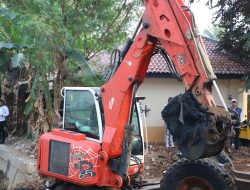 Antisipasi Musim Hujan, Pemkot Jaksel Gelar Kerja Bakti dan Pengerukan Saluran di Pesanggrahan