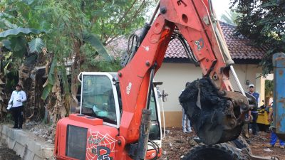 Antisipasi Musim Hujan, Pemkot Jaksel Gelar Kerja Bakti dan Pengerukan Saluran di Pesanggrahan
