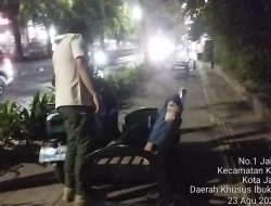 Satpol PP Jakbar Tertibkan Warga yang Tidur di Bangku Taman Jalan Panjang Kebun Jeruk