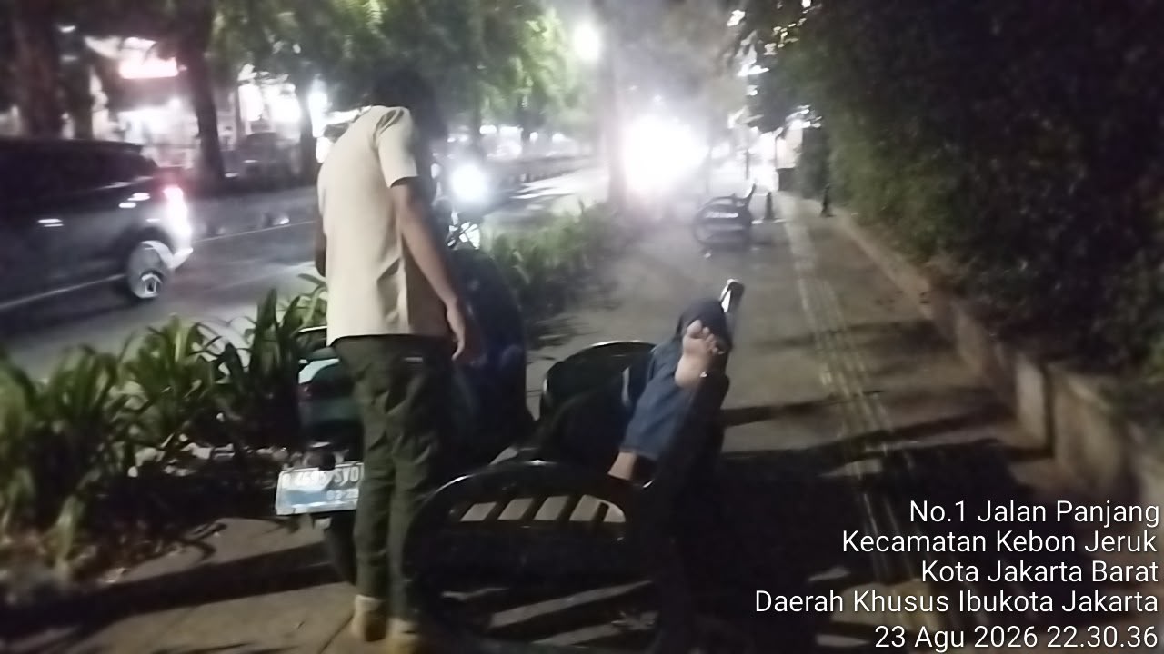 Satpol PP Jakbar Tertibkan Warga yang Tidur di Bangku Taman Jalan Panjang Kebun Jeruk 1 IMG 20260824 WA0000