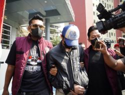 Diamankan untuk Keempat Kalinya Karena Narkoba, Aktor Revaldo Jalani Pemeriksaan Kesehatan di Mapolres Metro Jakarta Barat