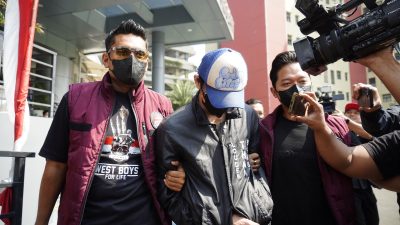 Diamankan untuk Keempat Kalinya Karena Narkoba, Aktor Revaldo Jalani Pemeriksaan Kesehatan di Mapolres Metro Jakarta Barat